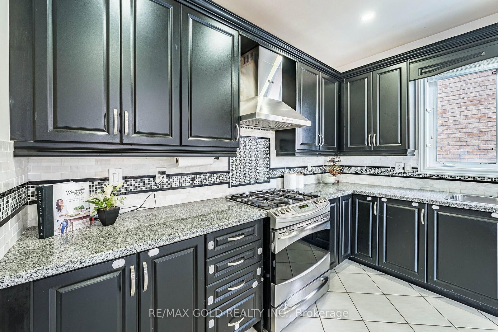 54 Orangeblossom Trail • Brampton, ON photo 11