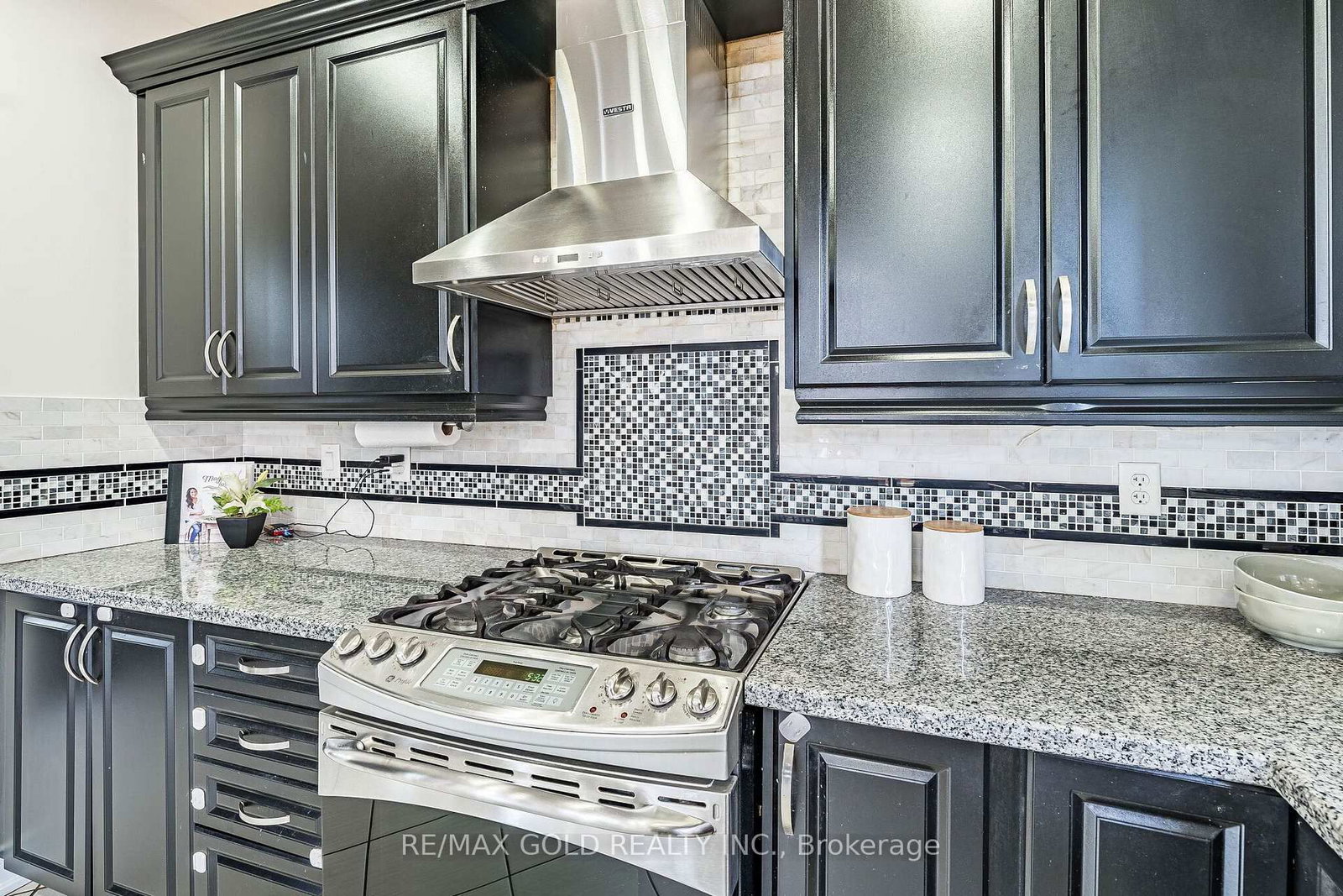 54 Orangeblossom Trail • Brampton, ON photo 12