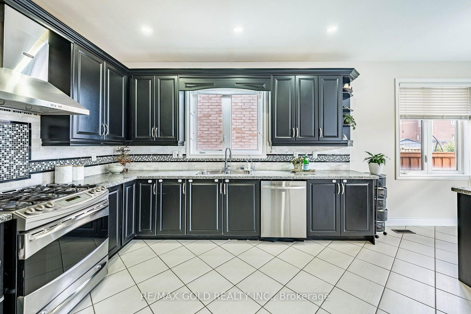 54 Orangeblossom Trail • Brampton, ON photo 13