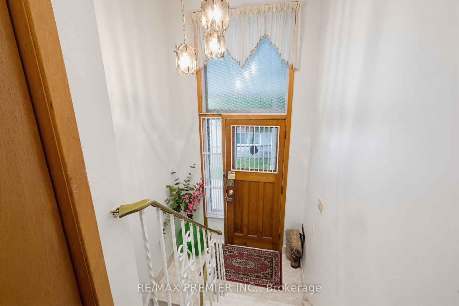 27 Whitfield Avenue • Toronto, ON photo 14