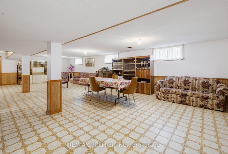27 Whitfield Toronto,ON M9L 1G2 — Photo 15