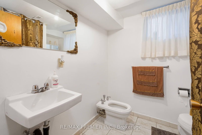 27 Whitfield Toronto,ON M9L 1G2 — Photo 19