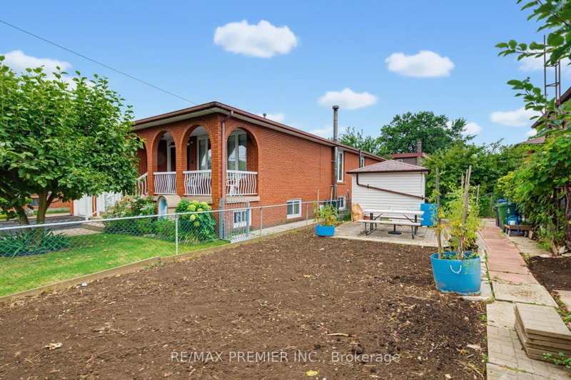 27 Whitfield Toronto,ON M9L 1G2 — Photo 26
