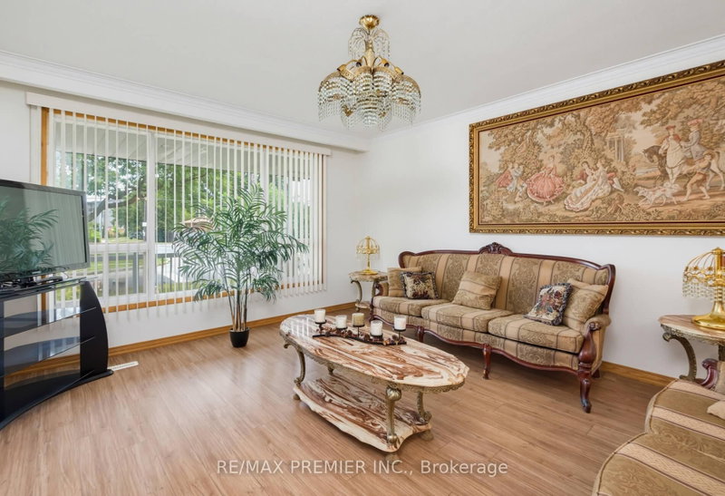 27 Whitfield Toronto,ON M9L 1G2 — Photo 4