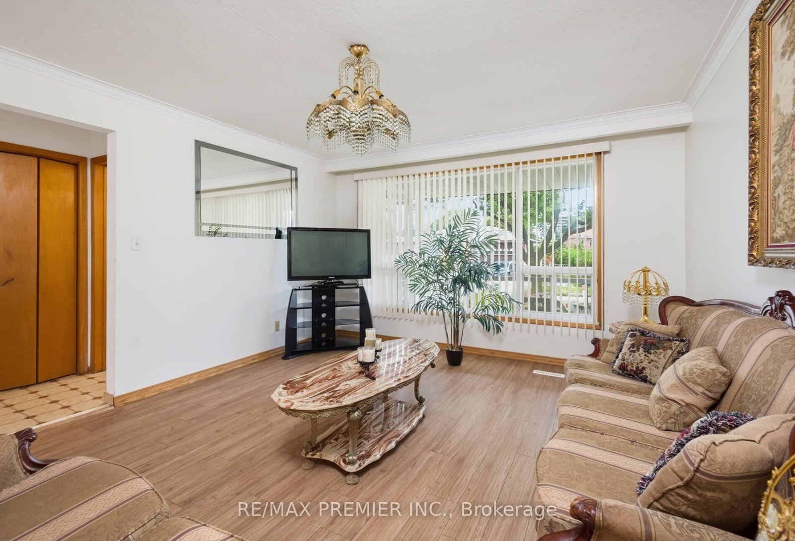 27 Whitfield Avenue • Toronto, ON photo 5