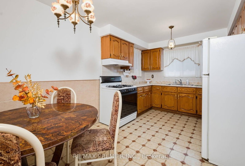 27 Whitfield Toronto,ON M9L 1G2 — Photo 8