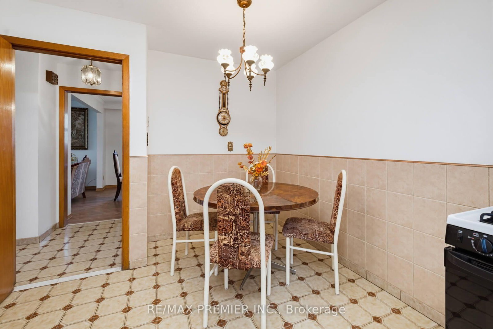 27 Whitfield Avenue • Toronto, ON photo 9