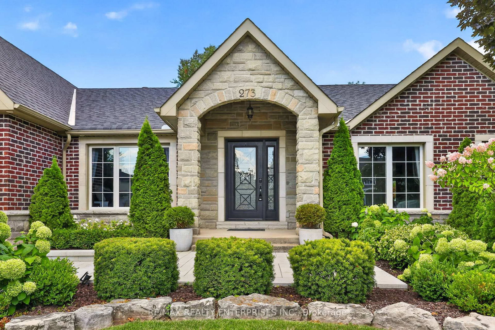 273 Savoy Crescent • Oakville, ON photo 2