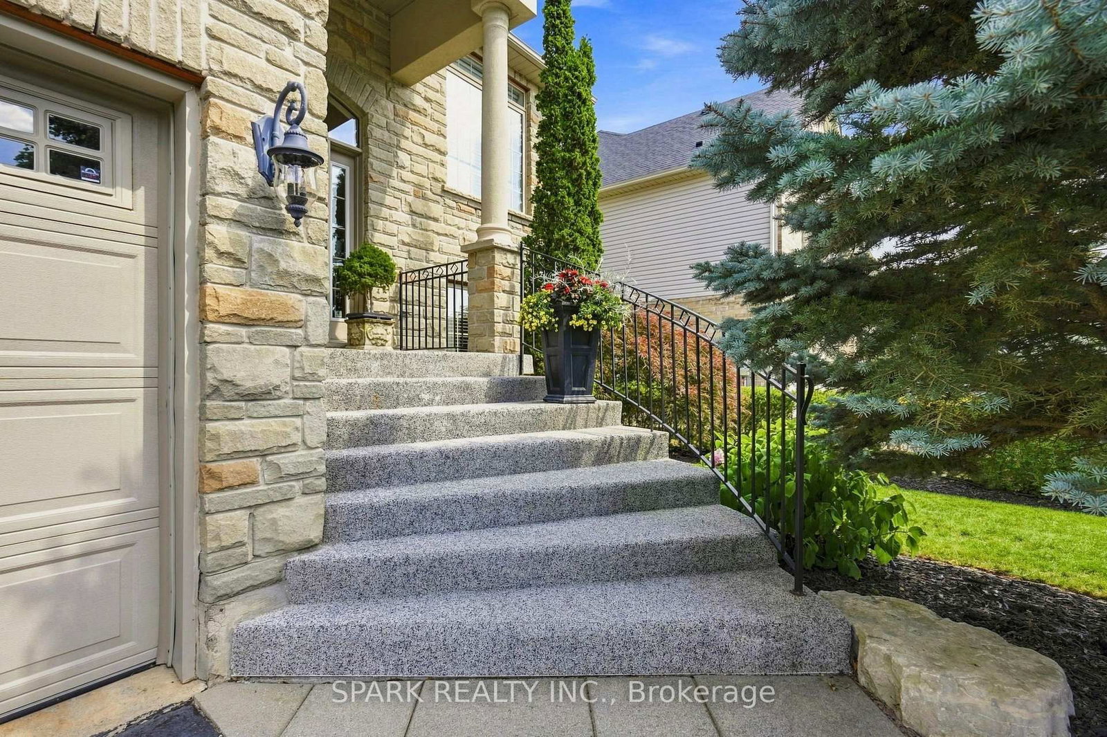 179 Tanners Drive S • Halton Hills, ON photo 3