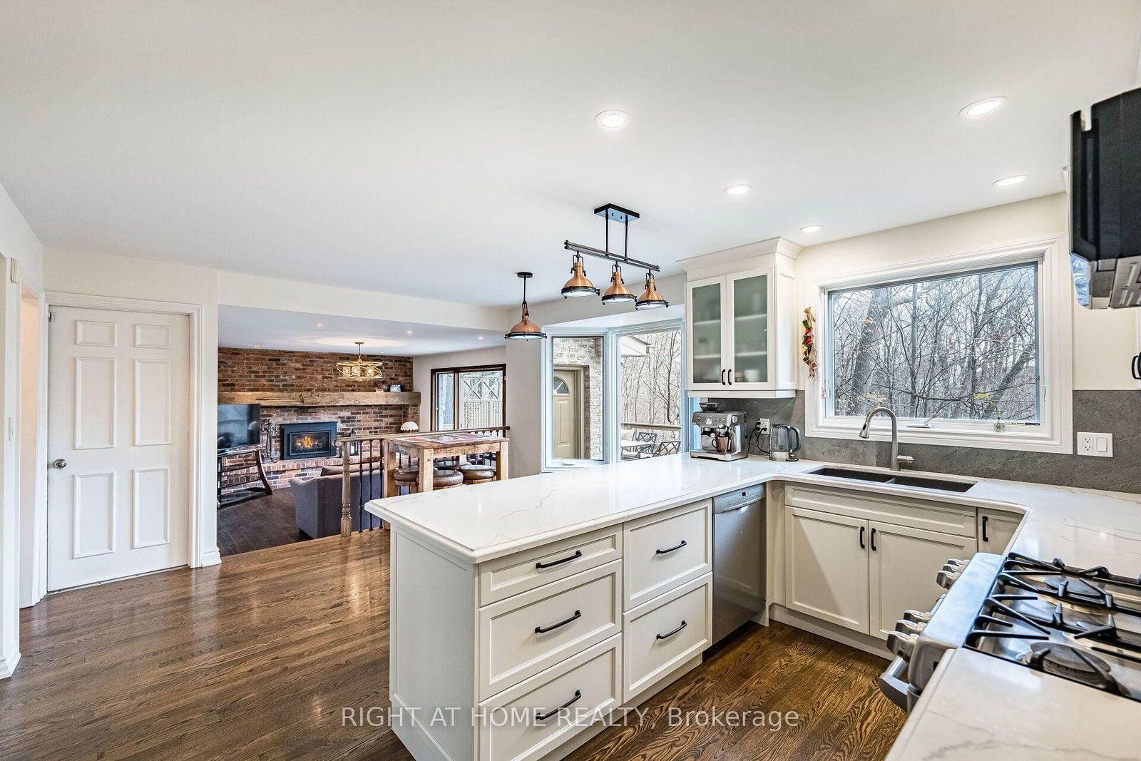 1941 Four Seasons Drive • Burlington, ON photo 11