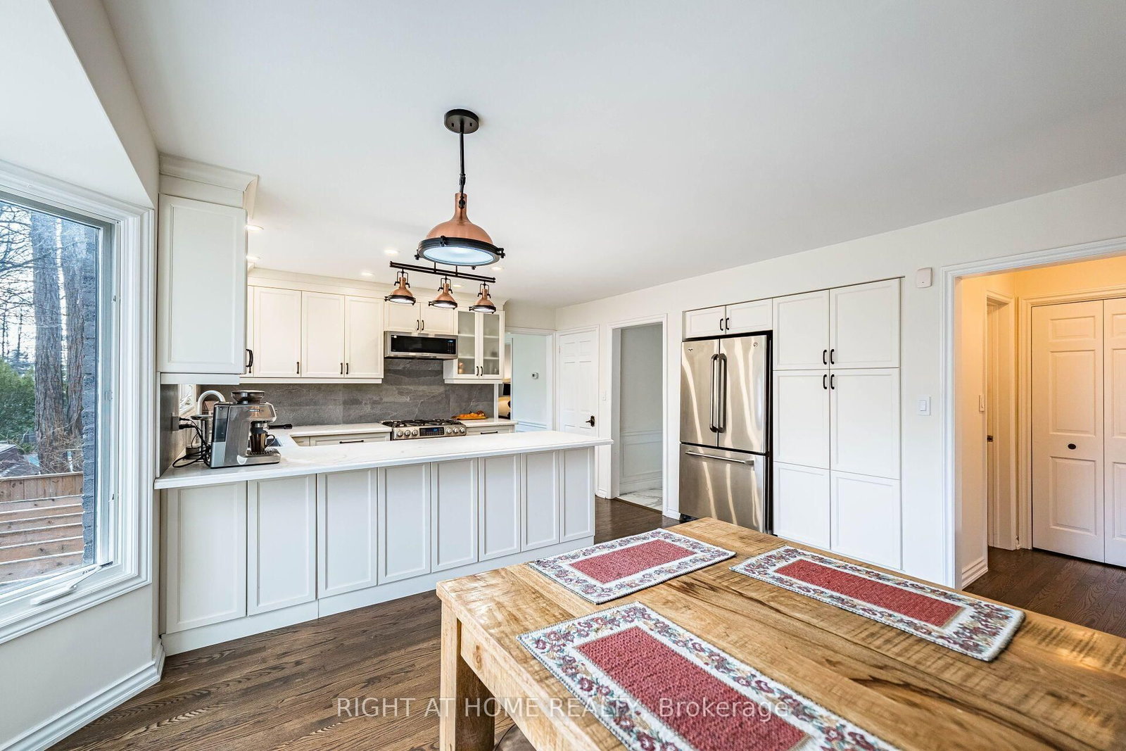1941 Four Seasons Drive • Burlington, ON photo 14