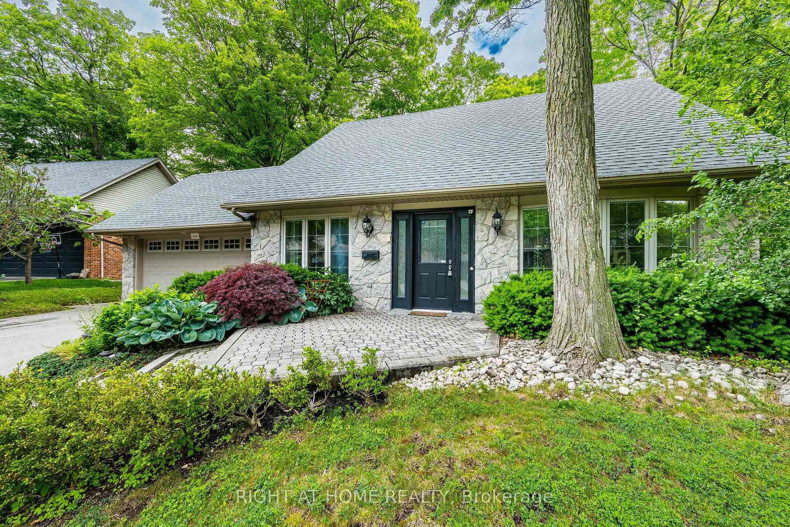 1941 Four Seasons Drive • Burlington, ON photo 3