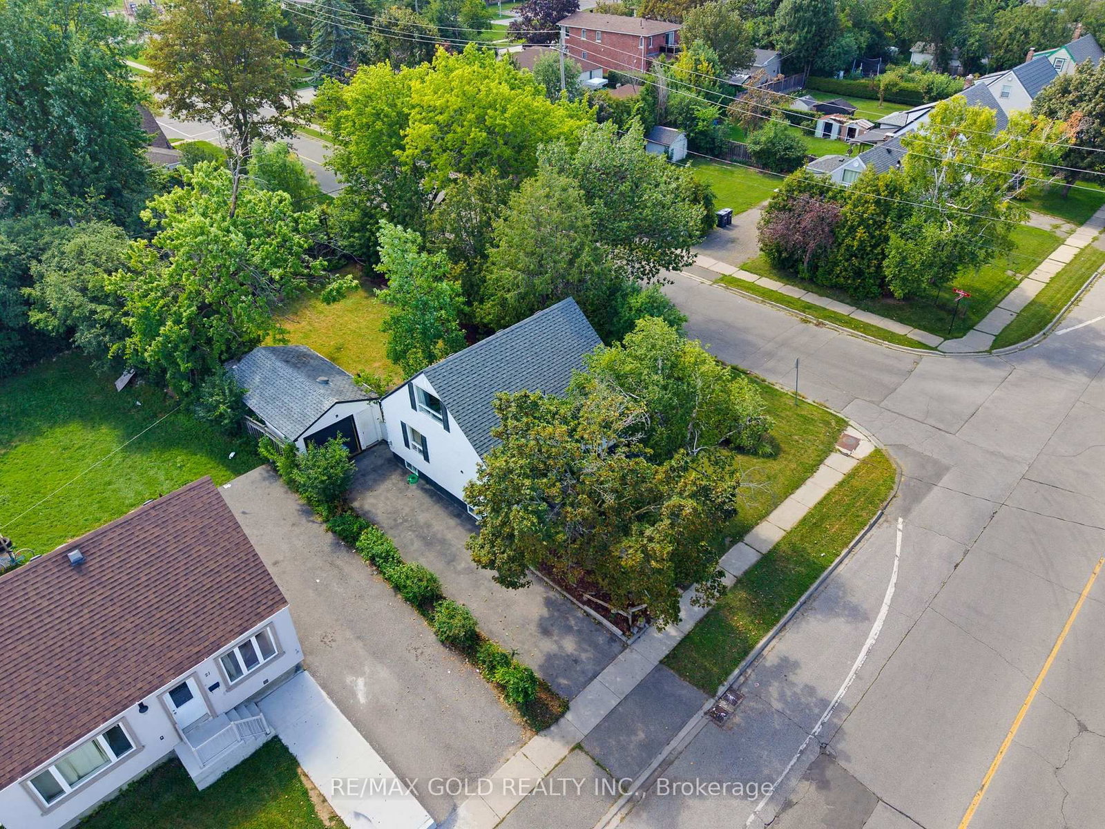 23 Pleasantview Avenue • Brampton, ON photo 2