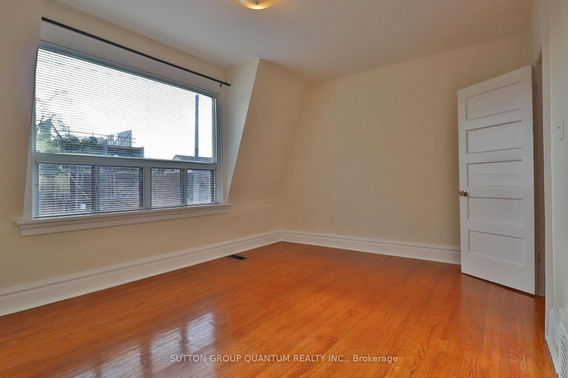 2ND FLR - 881 Lansdowne Avenue