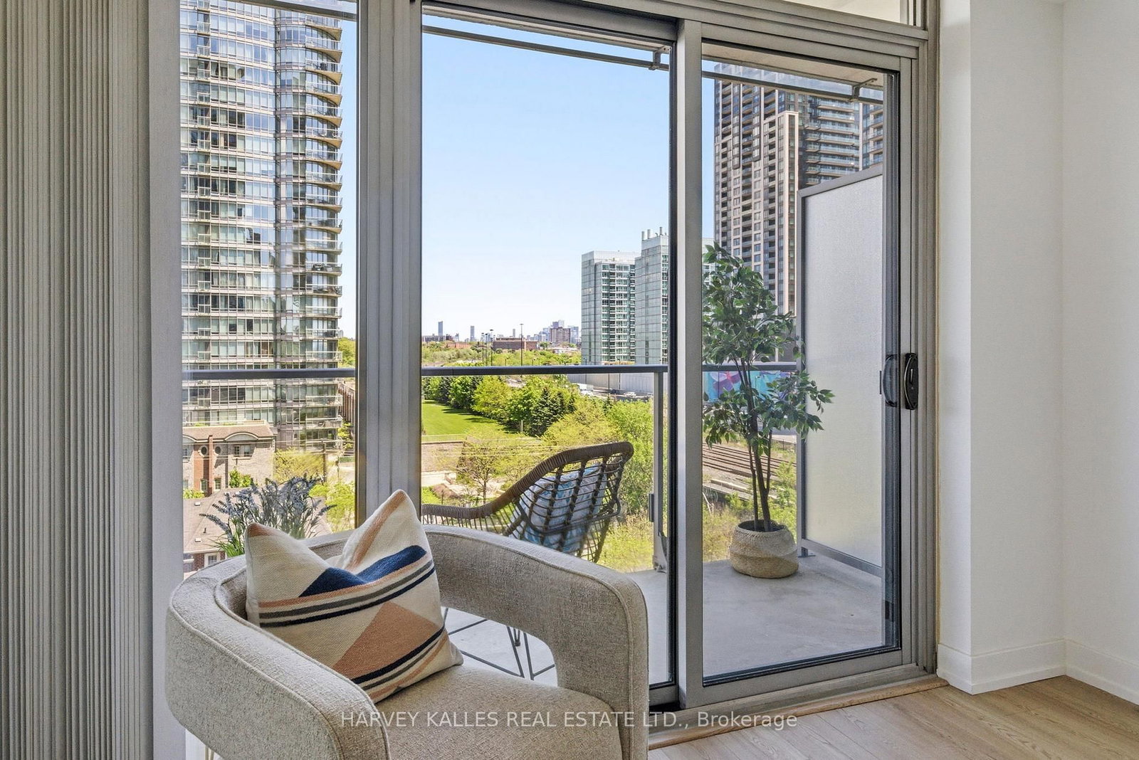 103 The Queensway • #701 • Toronto, ON photo 4