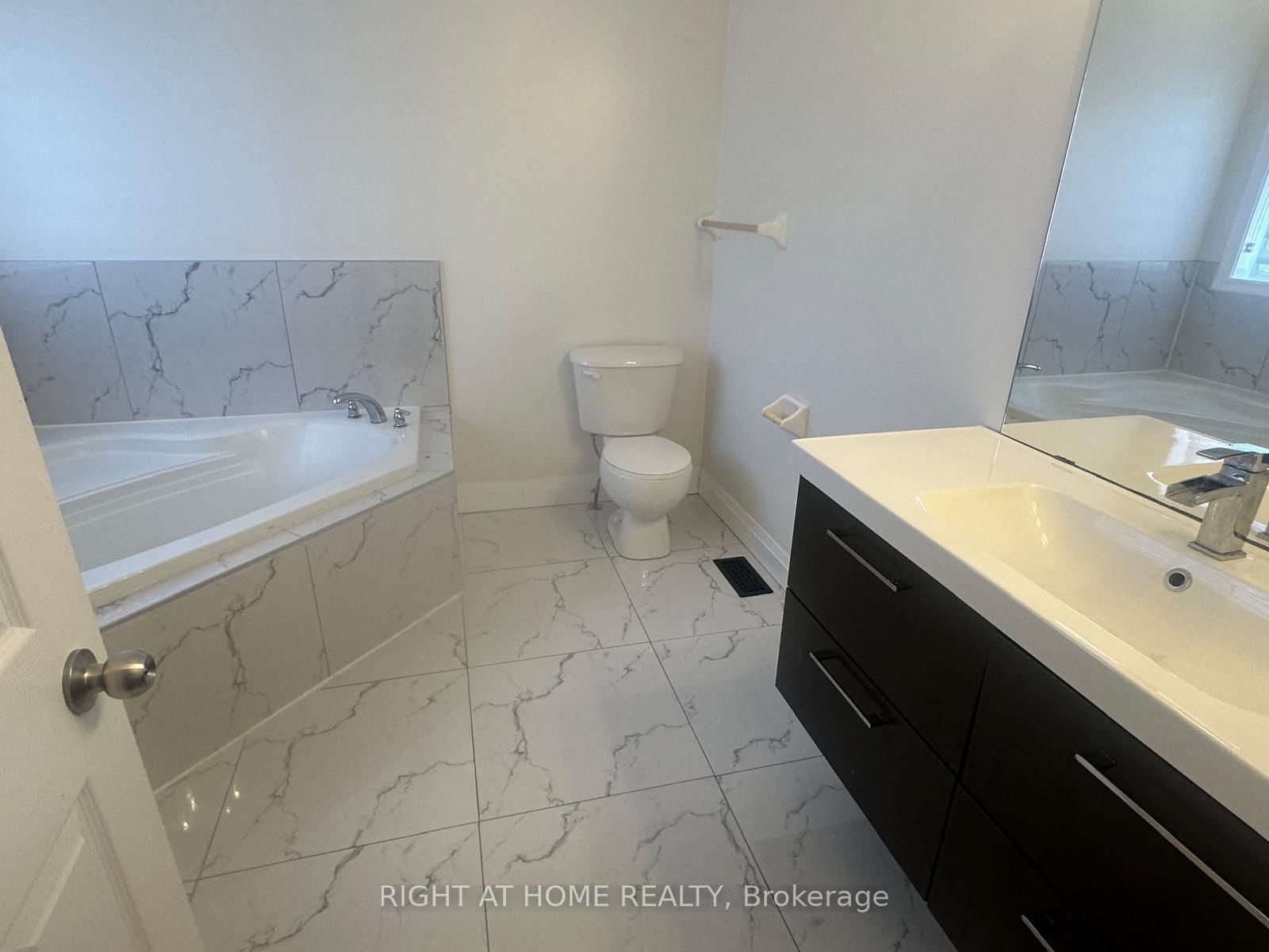 1015 Mccuaig Milton,ON L9T 6S4 — Photo 12
