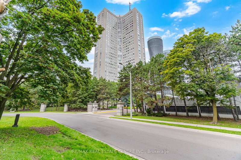 2601 - 3650 Kaneff Crescent