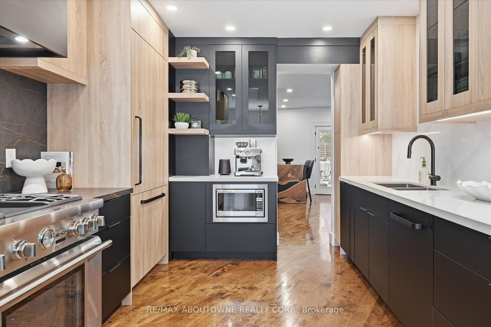 25 Southwind Terrace • Oakville, ON photo 11