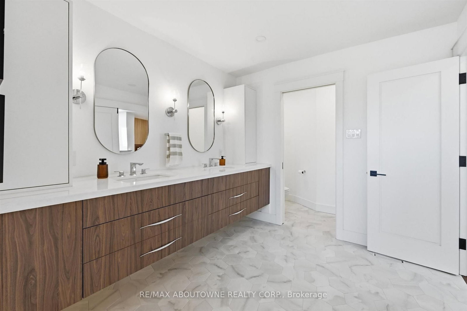 25 Southwind Terrace • Oakville, ON photo 39