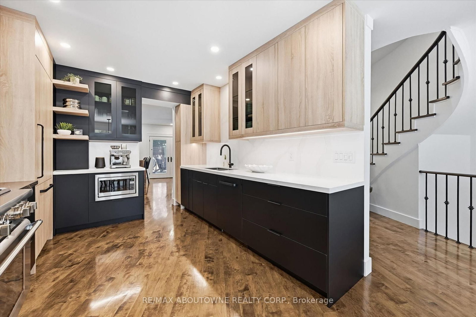 25 Southwind Terrace • Oakville, ON photo 8