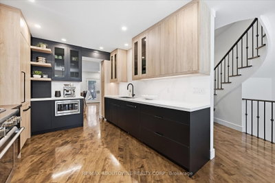 25 Southwind Terrace • Oakville, ON photo 8