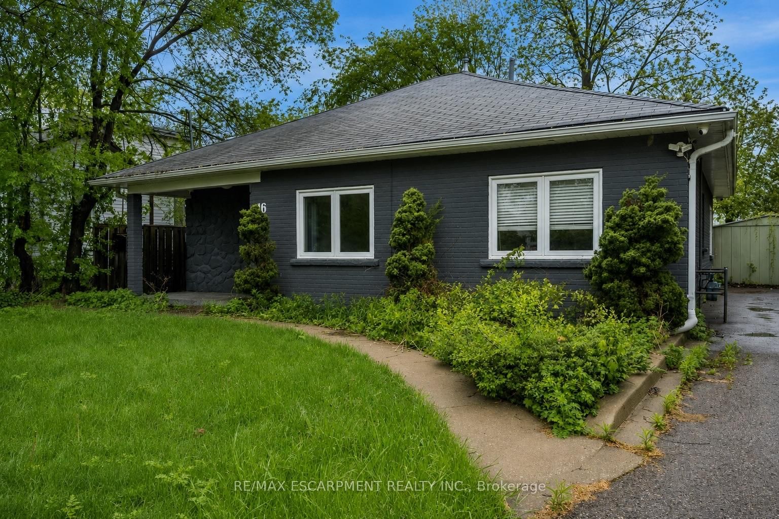 16 Woodward Avenue • Brampton, ON photo 2