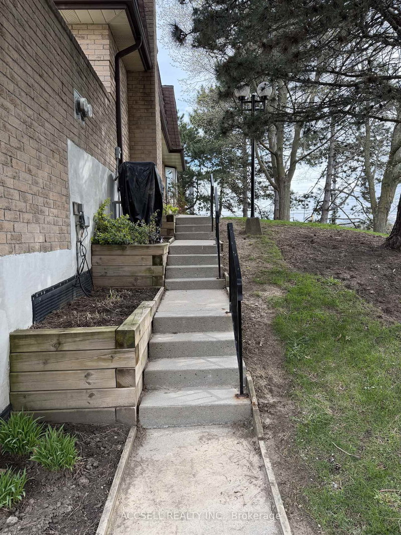 4 - 1510 Upper Middle Road