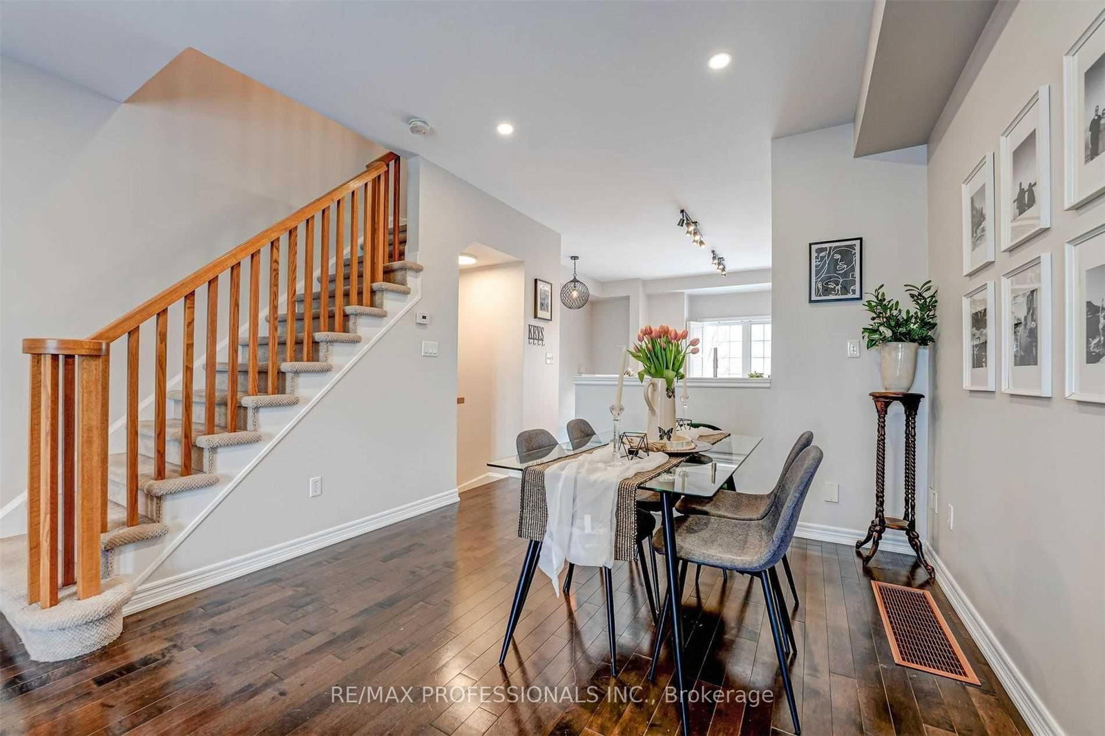 676 Rowley Common • Burlington, ON photo 5