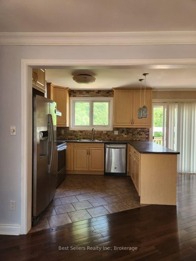 12 Bowshelm Mississauga,ON L5N 1K1 — Photo 2