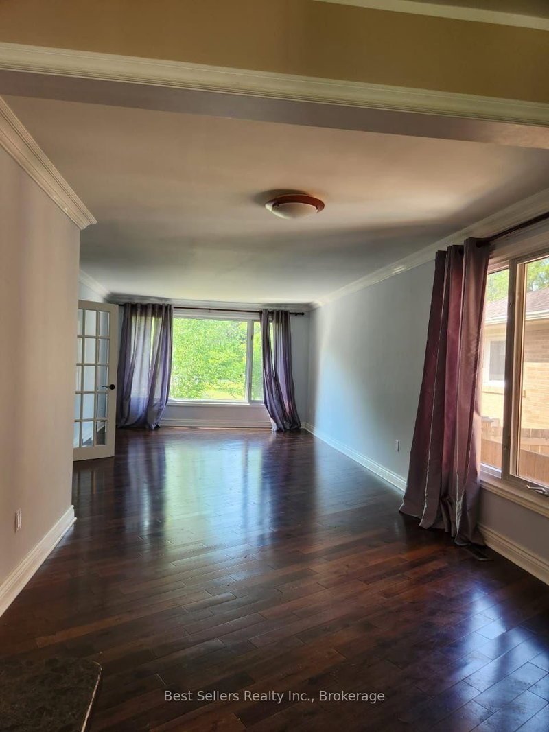 12 Bowshelm Mississauga,ON L5N 1K1 — Photo 4
