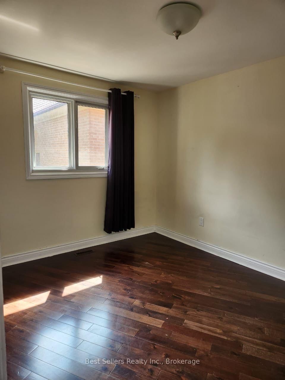 12 Bowshelm Mississauga,ON L5N 1K1 — Photo 5