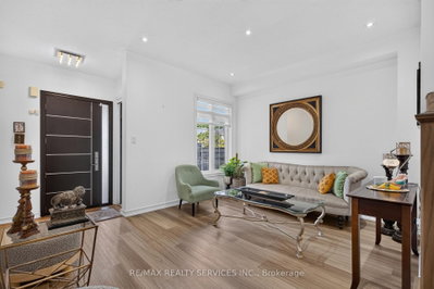 15 Bonnie Braes Drive • Brampton, ON photo 8