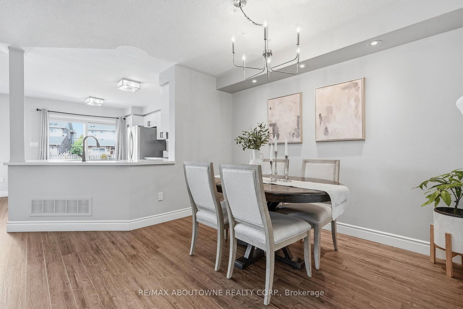 2469 Springforest Drive • Oakville, ON photo 5
