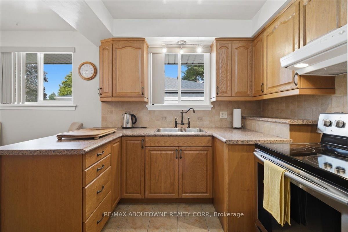 343 Duncombe Drive • Burlington, ON photo 12