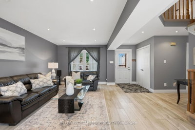 2055 Hunters Wood Drive • Burlington, ON photo 3