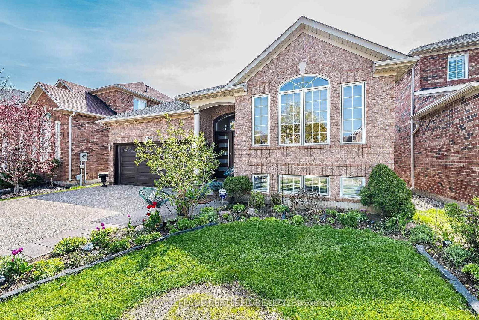 2368 Foxhole Circle • Oakville, ON photo 3