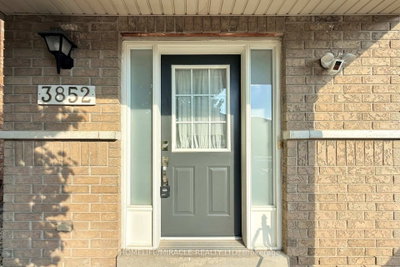 3852 Brinwood Gate • Mississauga, ON photo 2