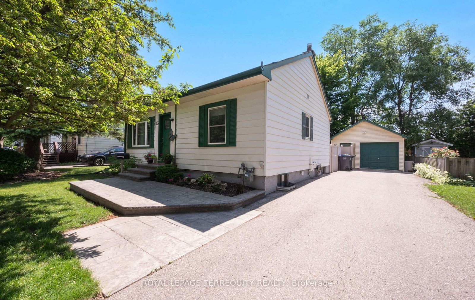 33 Rogers Road • Brampton, ON photo 3