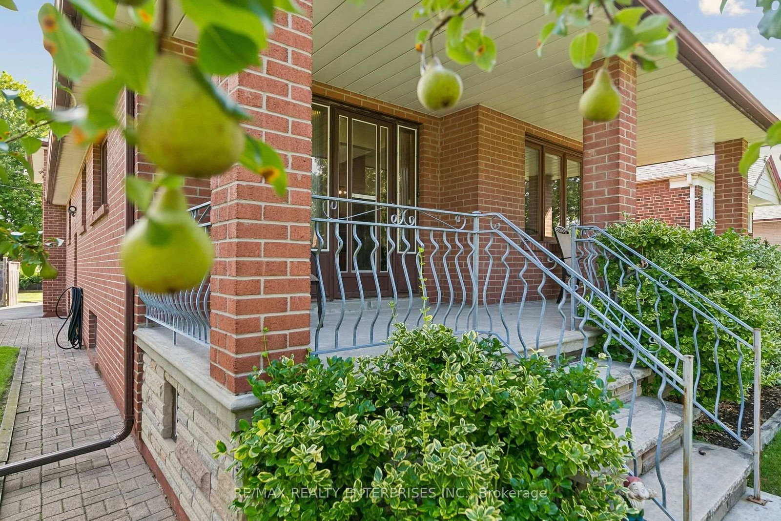 19 Coules Court • Toronto, ON photo 4