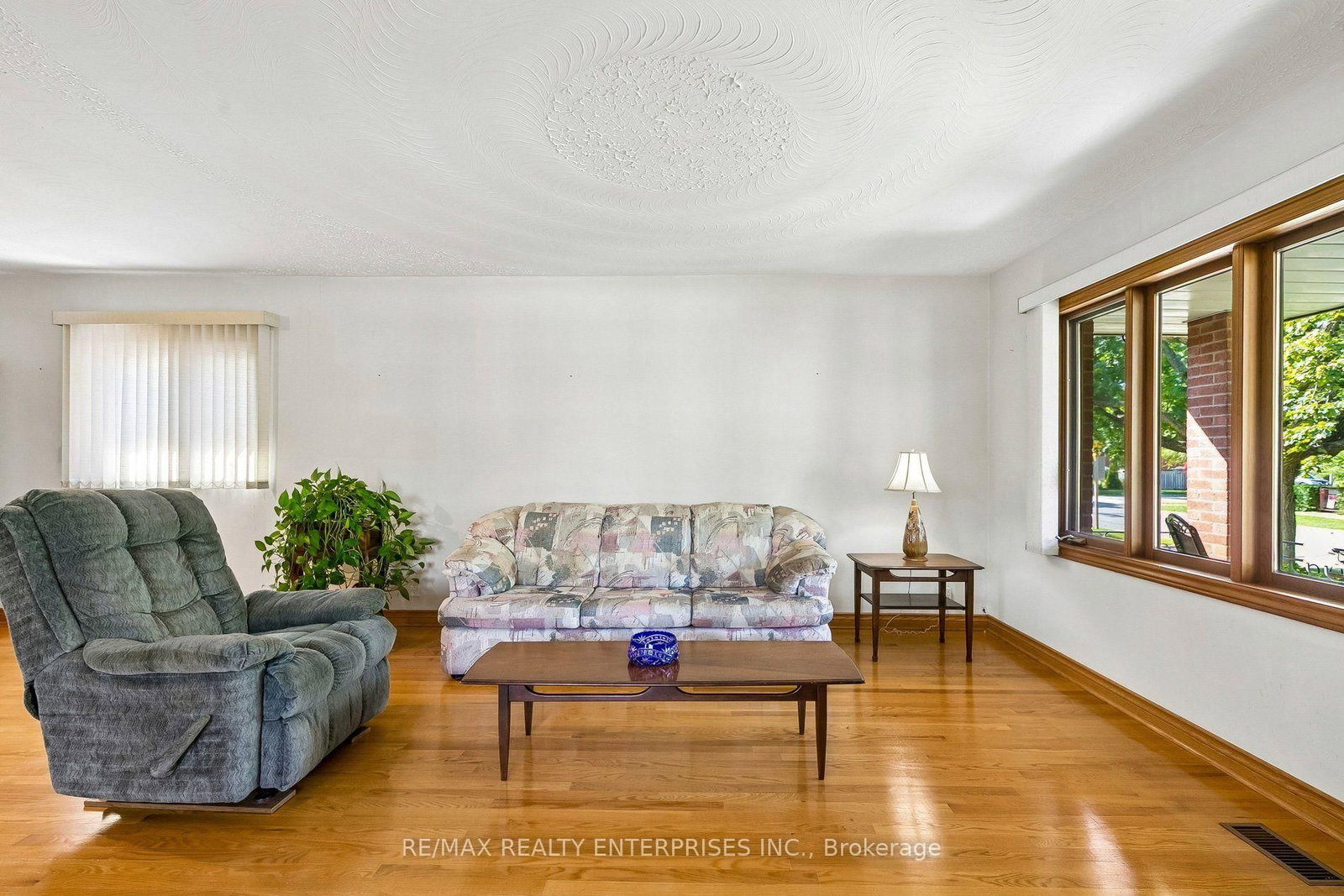19 Coules Court • Toronto, ON photo 8