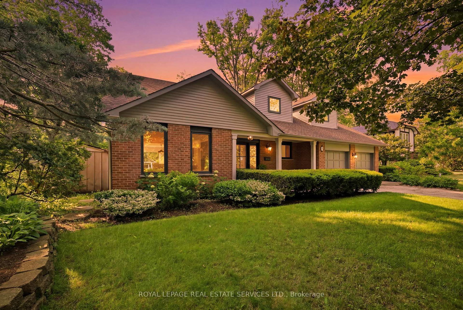 11 Regency Court • Oakville, ON photo 2