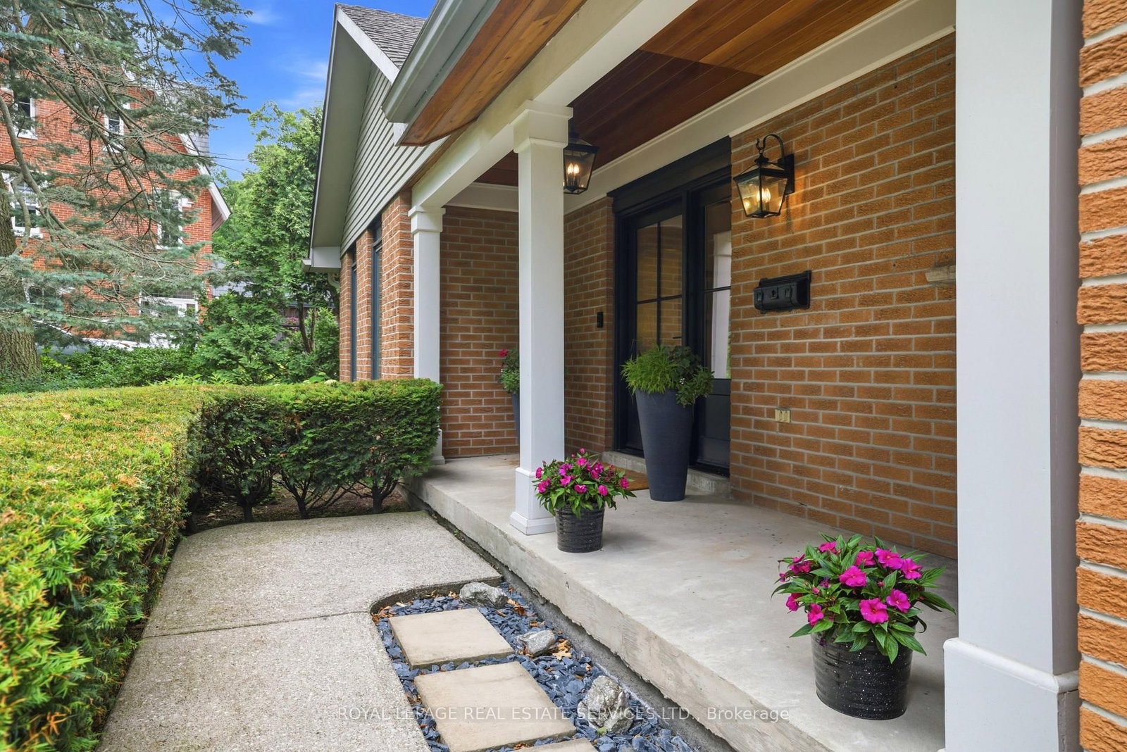 11 Regency Court • Oakville, ON photo 4
