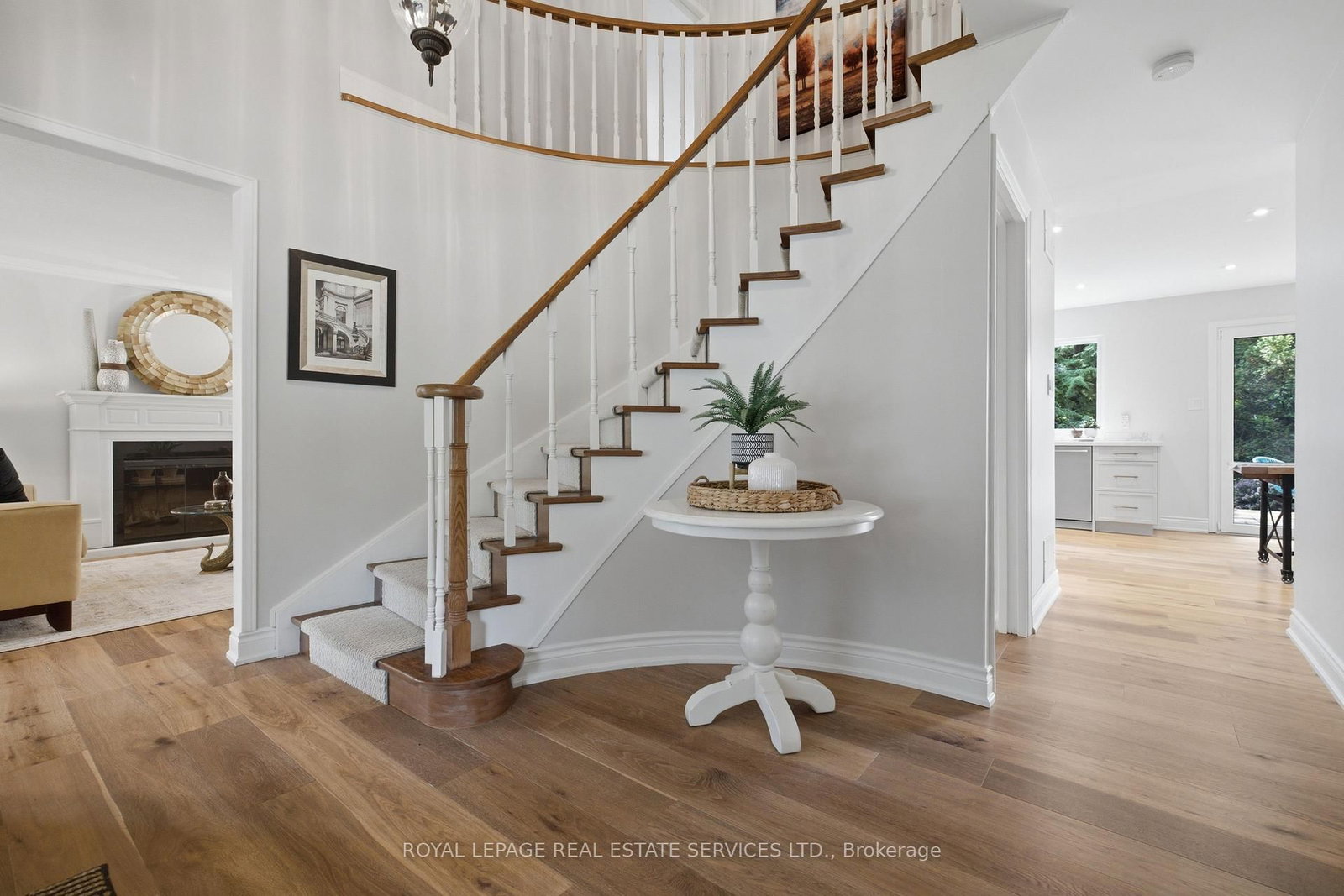 11 Regency Court • Oakville, ON photo 6