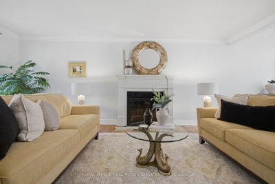 11 Regency Court • Oakville, ON photo 7