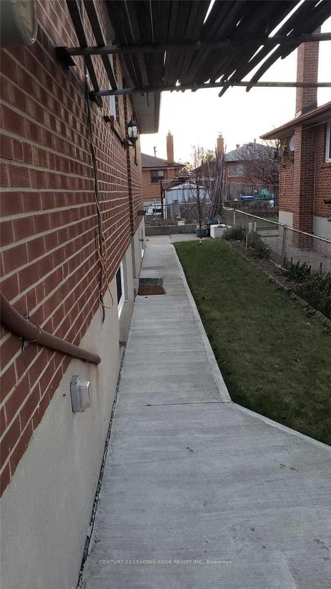 12 Bamford Crescent • Toronto, ON photo 5
