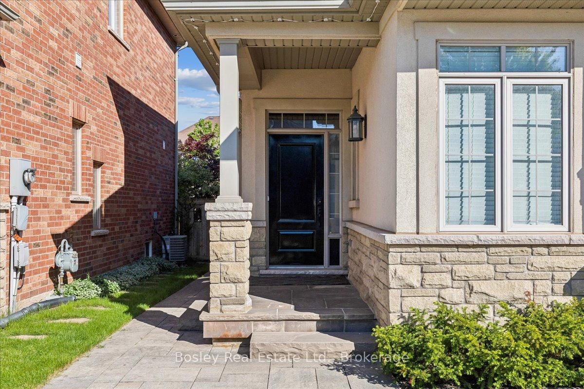 2343 Quetico Crescent • Oakville, ON photo 2