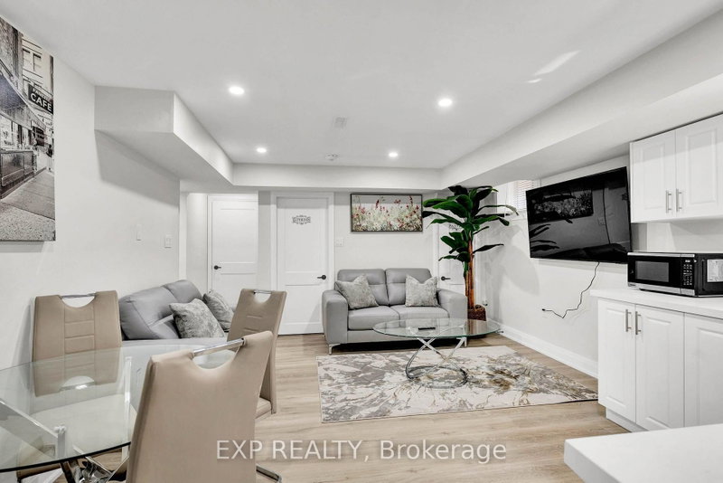 448 Dougall Ave photo 5