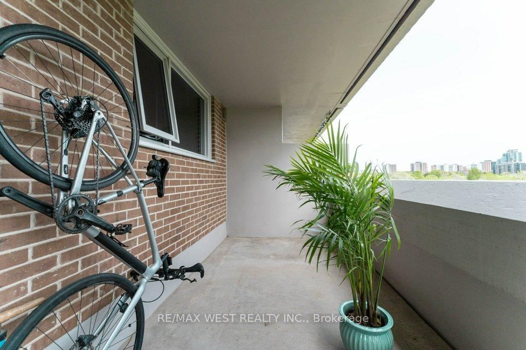 240 Scarlett Road • #807 • Toronto, ON photo 28