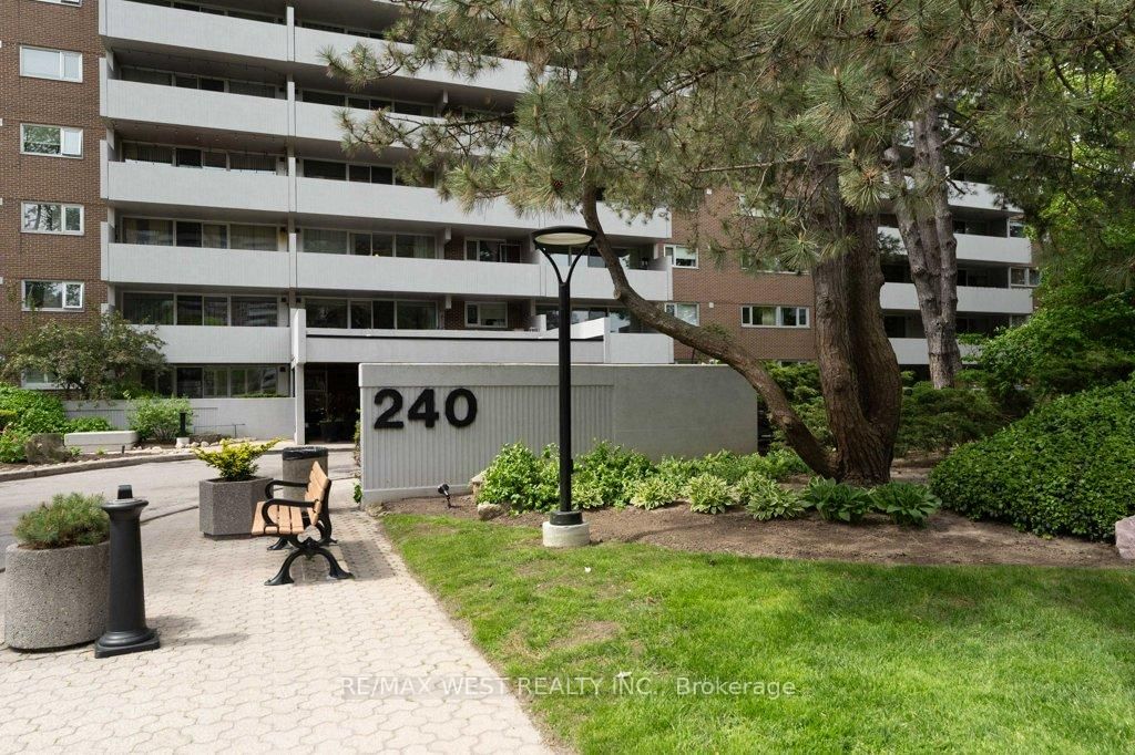 240 Scarlett Road • #807 • Toronto, ON photo 3