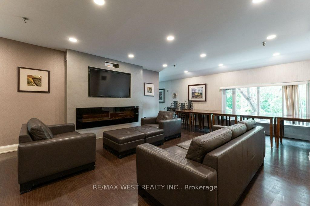 240 Scarlett Road • #807 • Toronto, ON photo 5